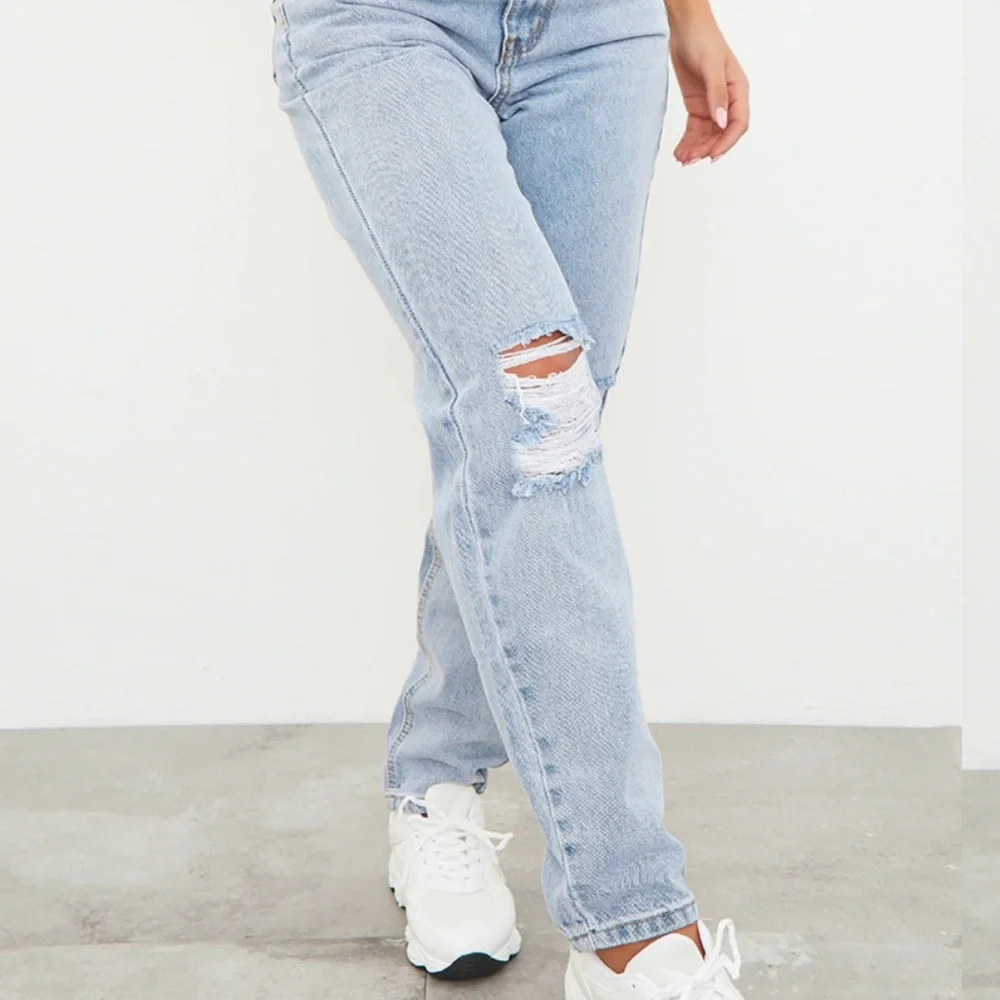 PRETTYLITTLETHING LIGHT BLUE WASH KNEE RIP MOM JEANS US SIZE 10 - Picture 3 of 7